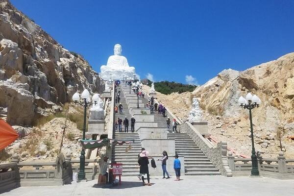 Bậc thang lên Chùa Ông Núi Bình Định giữa không gian núi xanh