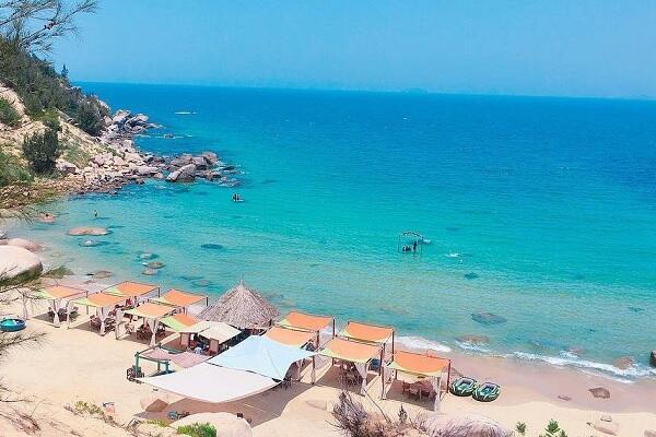 Bãi biển Trung Lương Phù Cát Bình Định với cát trắng và nước biển trong