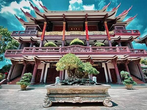 Chánh điện chùa Thiên Hưng trang nghiêm