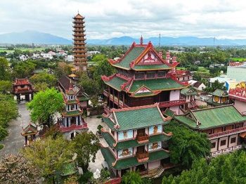 Toàn cảnh chùa Thiên Hưng Bình Định với sân chùa và kiến trúc cổ kính