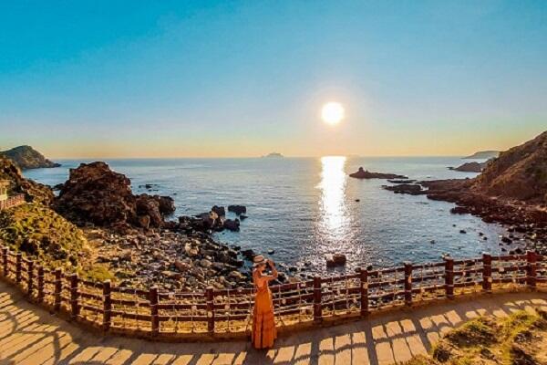 Con đường đi bộ ven biển ở Eo Gió Quy Nhơn ôm theo sườn núi