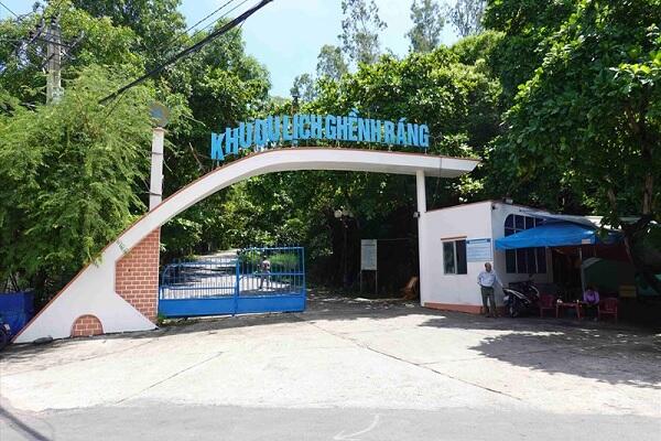 Đường vào khu du lịch Ghềnh Ráng Tiên Sa