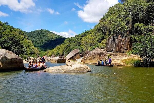 Cảnh quan Hầm Hô Bình Định vào mùa khô