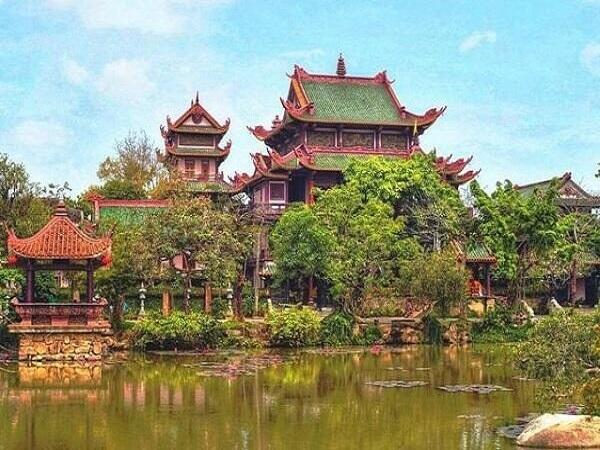 Hồ nước và sân chùa Thiên Hưng yên tĩnh