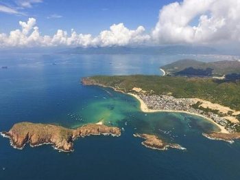 Hòn Khô Quy Nhơn nhìn từ xa với biển xanh và bãi đá đẹp