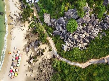 Khu dã ngoại Trung Lương Quy Nhơn nhìn từ trên cao với biển xanh và núi đá