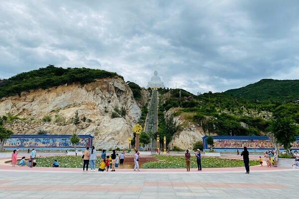 Khuôn viên Chùa Ông Núi Bình Định thanh tịnh và thoáng đãng