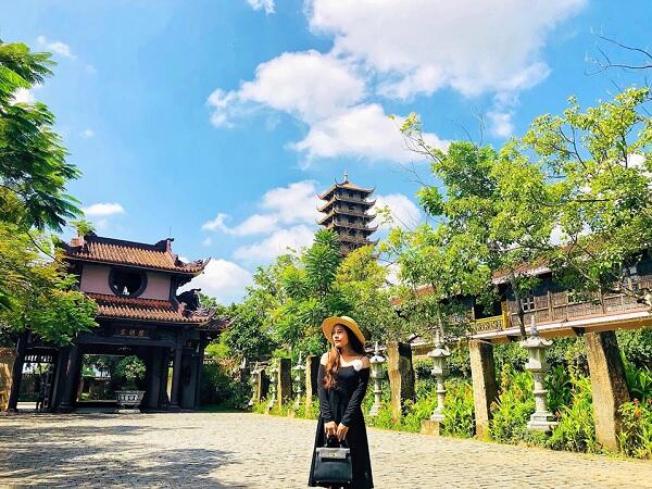 Khuôn viên xanh mát của chùa Thiên Hưng Bình Định