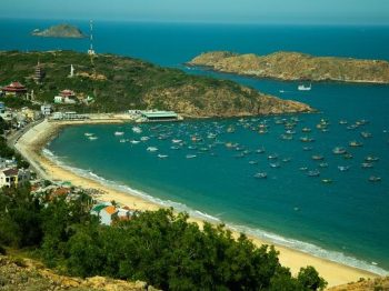 Kỳ Co Quy Nhơn nhìn từ trên cao với bãi biển xanh trong