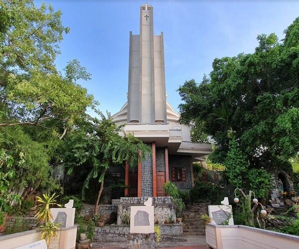 Nhà thờ Ghềnh Ráng gần khu du lịch Ghềnh Ráng Tiên Sa Quy Nhơn