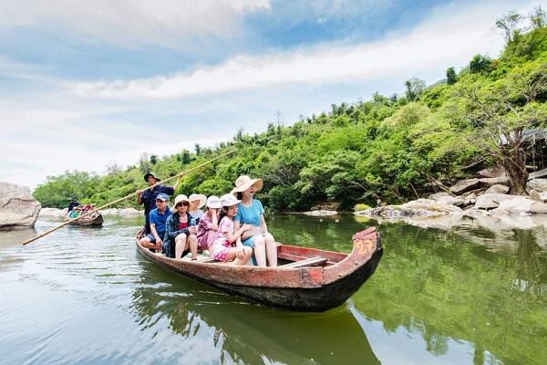 Du khách đi thuyền tham quan Hầm Hô Quy Nhơn