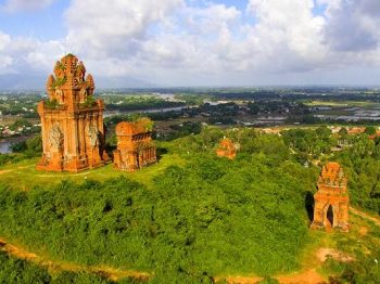 Tháp Bánh Ít Bình Định nhìn toàn cảnh từ xa