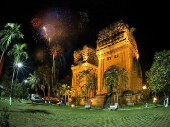 Tháp Đôi Quy Nhơn nhìn từ phía trước với kiến trúc Chăm cổ đặc trưng