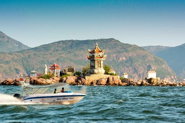 Tháp Thầy Bói tại khu vực đầm Thị Nại Bình Định