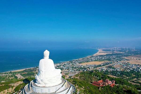 View từ Chùa Ông Núi nhìn xuống núi và cảnh quan Bình Định