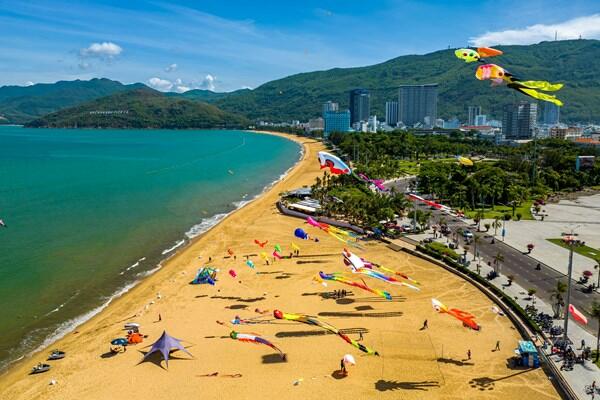 Bãi biển Quy Nhơn Bình Định mùa hè nắng đẹp