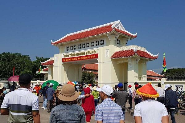 Cổng vào bảo tàng Quang Trung nơi mua vé tham quan